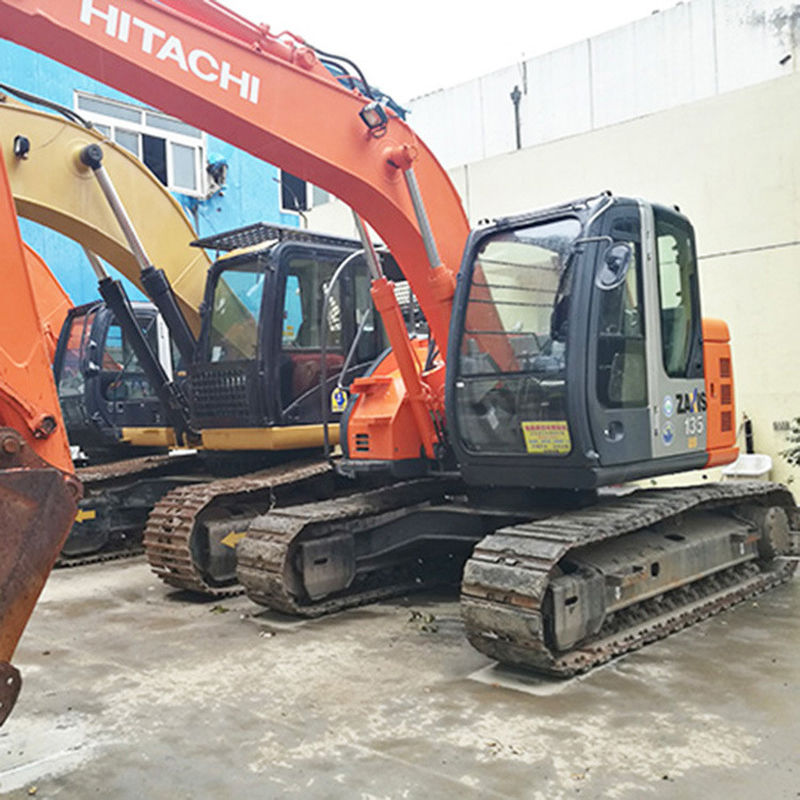 Sprzedaje się używaną koparkę Hitachi 135 o pojemności 13,2 tony/Hitachi 135
