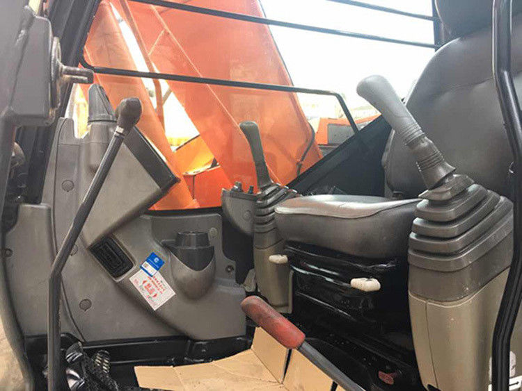 Sprzedaje się używaną koparkę Hitachi 135 o pojemności 13,2 tony/Hitachi 135