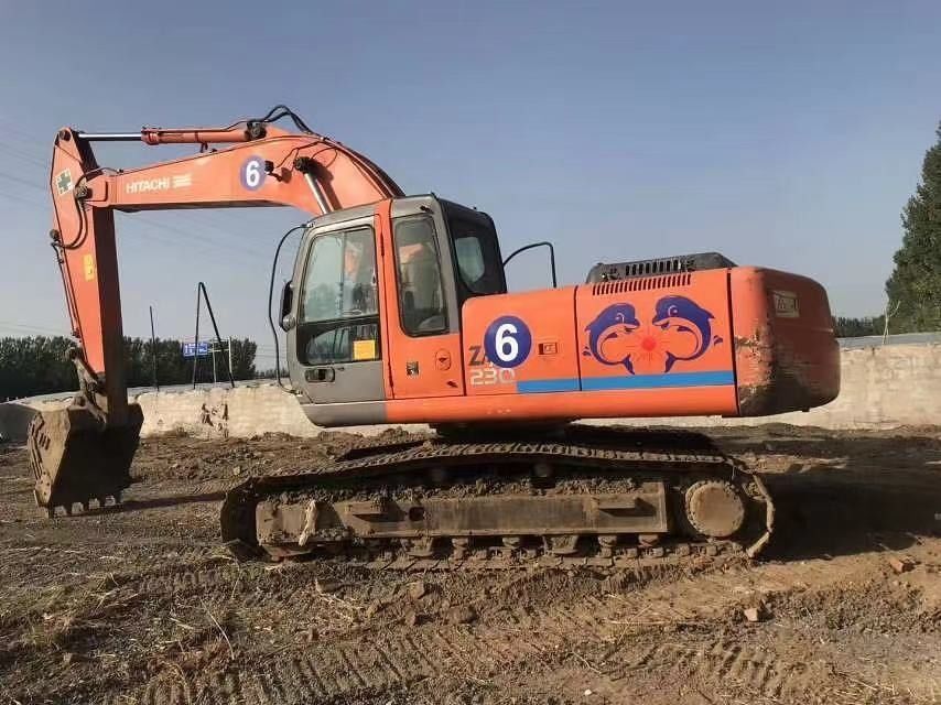 Wyposażony w wynajem, HITACHI HITACHI 230 w dobrym stanie