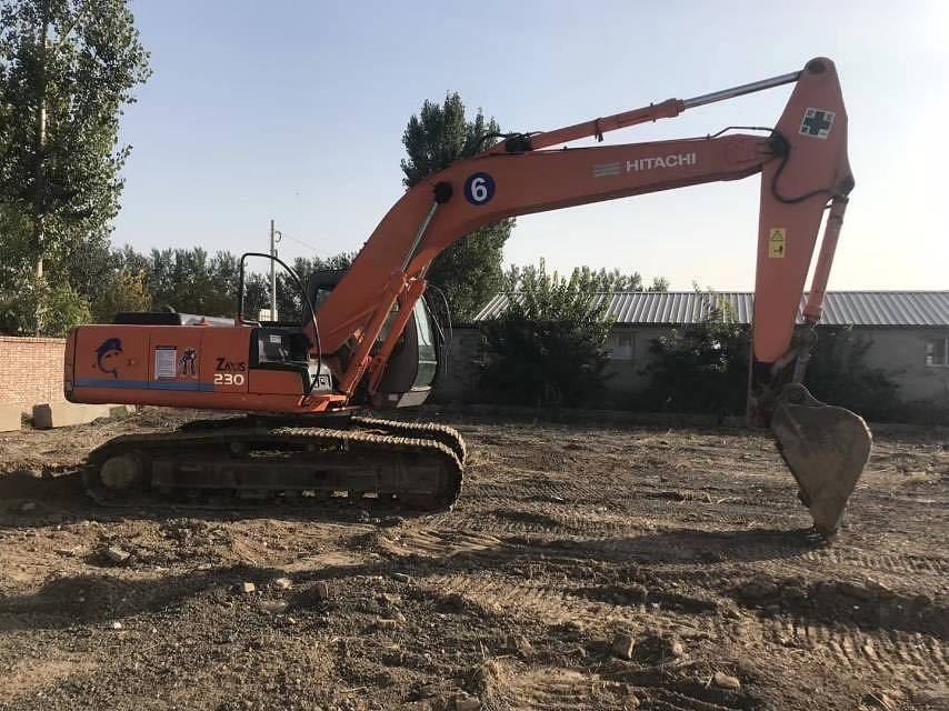 Wyposażony w wynajem, HITACHI HITACHI 230 w dobrym stanie