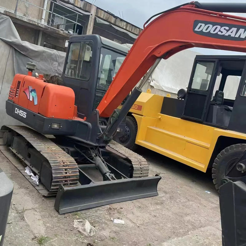 oryginalny używany grabarz Doushan DH55 jest w dobrym stanie, silny i prosty w konserwacji.