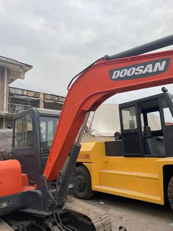 oryginalny używany grabarz Doushan DH55 jest w dobrym stanie, silny i prosty w konserwacji.