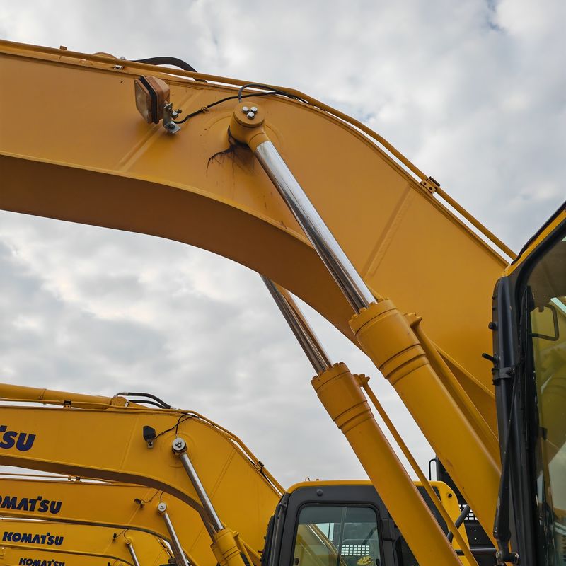 W magazynie duży używany koparz KOMATSU PC220-8/NOW ARRIVAL II HAND KOMATSU PC220-8
